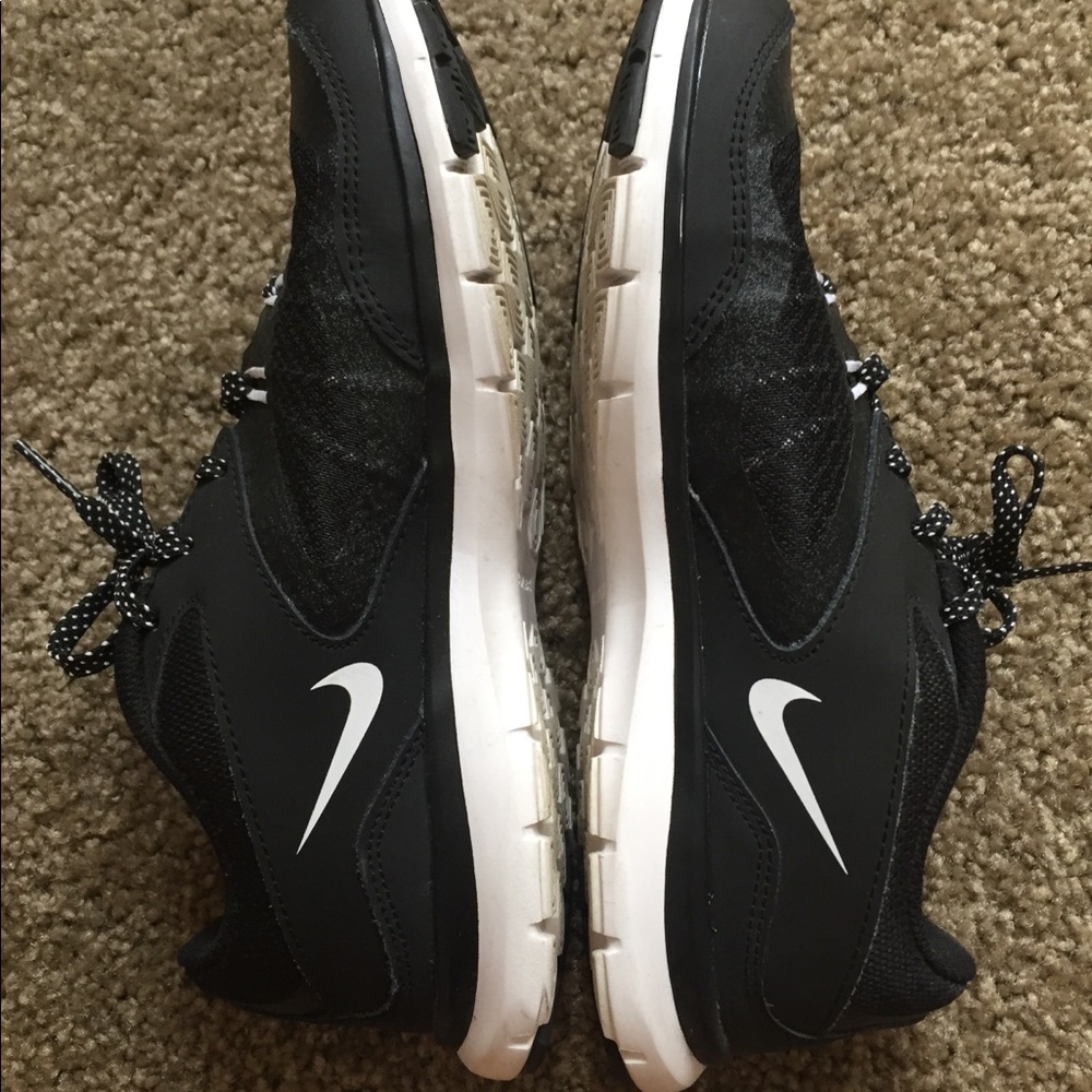 Women’s lightly used gym shoes.